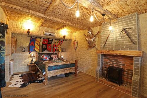 chambre d'hôte medieval du vieux bourg : B&B / Chambres d'hotes proche de La Ferrière-Béchet