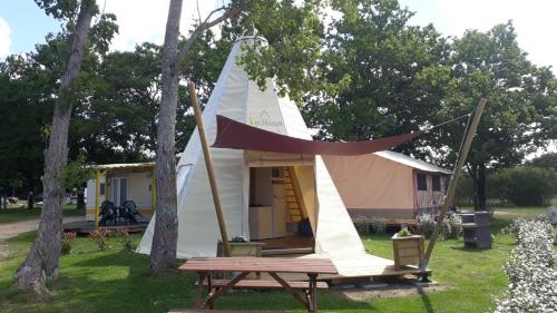 Tipi Les P'tites Maisons dans la Prairie : Campings proche de Bois-de-Céné