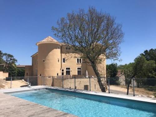 Appartement 4 personnes dans château avec piscine : Appartements proche de Vallérargues