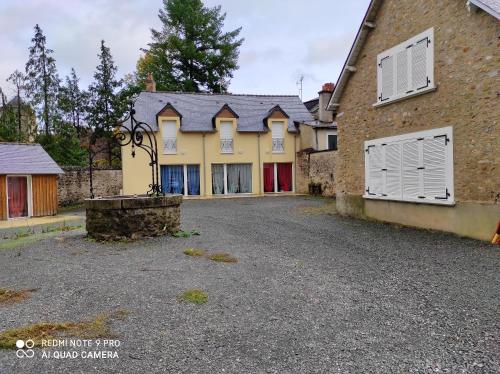 Maison d'une chambre avec terrasse amenagee et wifi a Solesmes : Maisons de vacances proche de Thorigné-en-Charnie