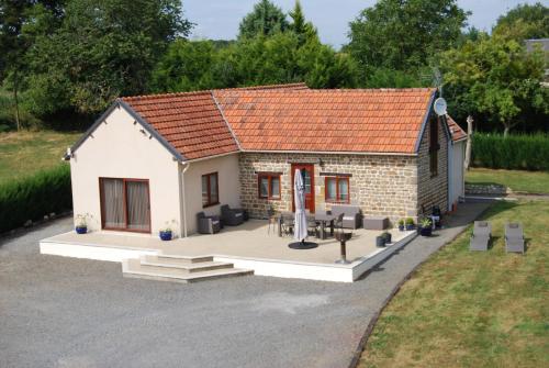 Rural spacious bungalow with pool : Maisons de vacances proche de Saint-Ovin