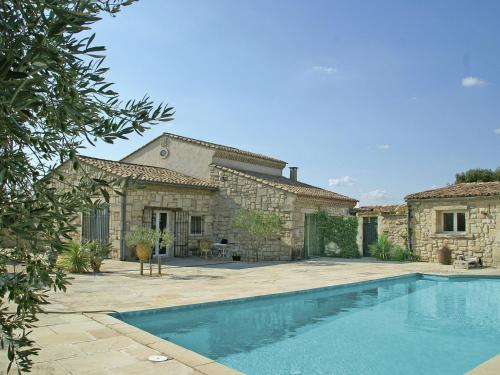 Welcoming Villa with Private Swimming Pool in Montfrin : Villas proche de Théziers