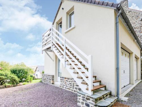 Lovely Apartment in Saint Remy sur Orne with Terrace : Appartements proche de Clécy