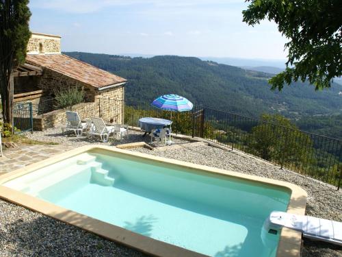Superb holiday home in Chassiers with private pool : Maisons de vacances proche de Lentillères