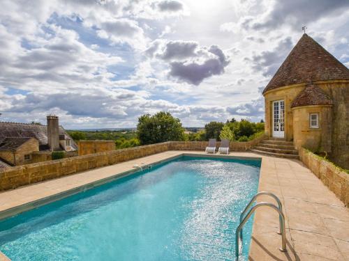 Gorgeous manor in the Auvergne with private swimming pool : Maisons de vacances proche de Chazemais