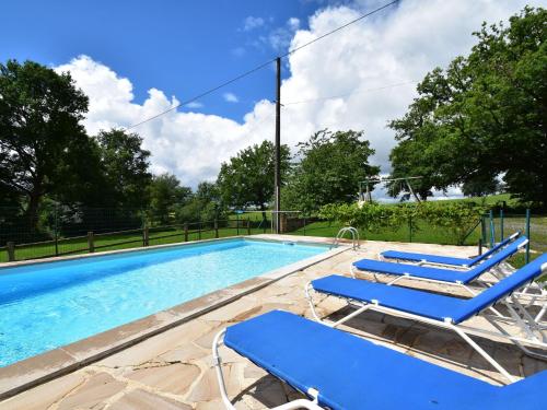 Lovely holiday home in stunning location private pool and 6 mountain bikes : Maisons de vacances proche de Le Bouyssou