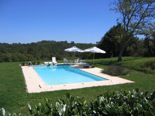 Charming private holiday home with private tennis court and pool near Cazals : Maisons de vacances proche de Marminiac