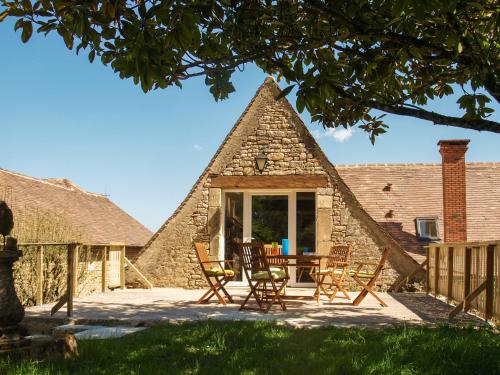 Lovely cottage in Peyzac le Moustier with Terrace : Maisons de vacances proche de Tursac