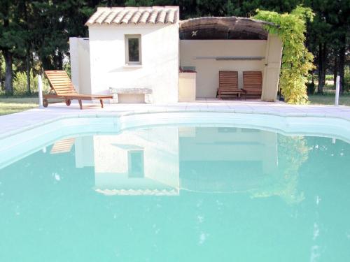 G te with friends room in stately villa with pool and parkgarden : Villas proche de Rousset-les-Vignes
