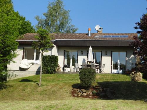 Holiday house in Auvergne surrounded by a large and beautiful garden : Maisons de vacances proche de Tortezais