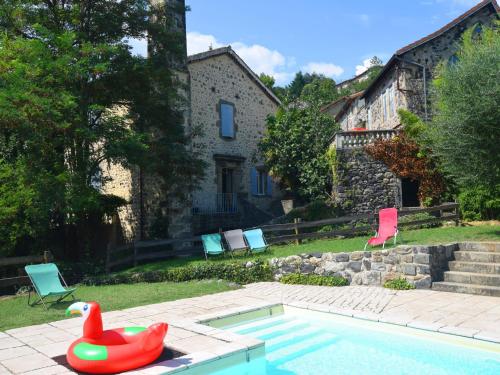 Cosy Holiday Home in Ard che with Swimming Pool : Maisons de vacances proche de Saint-Cirgues-de-Prades