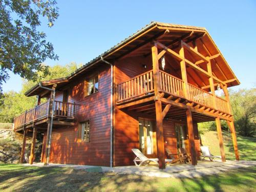 Secluded holiday home with dishwasher, close to Sarlat : Chalets proche de Cazoulès