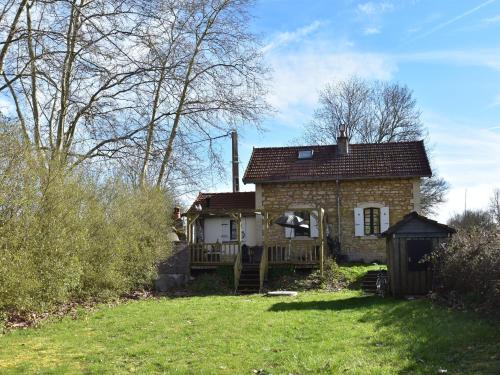 Inviting Holiday Home in Montaron with Garden : Maisons de vacances proche de Saint-Léger-de-Fougeret