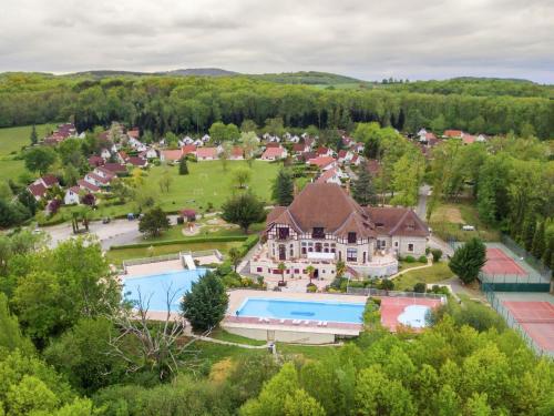 Comfortable home with terrace in a pleasant holiday village : Maisons de vacances proche de Lescousse