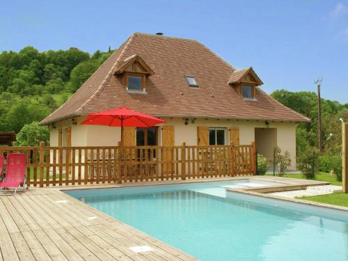 Picturesque Holiday Home in Loubressac with Swimming Pool : Maisons de vacances proche de Saint-Jean-Lagineste