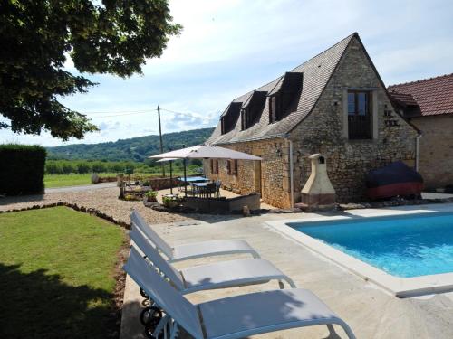 Cozy Holiday Home in Saint L on sur V z re with Pool : Maisons de vacances proche de Tursac