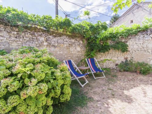 Romantic holiday home in Sossais with fenced garden : Maisons de vacances proche d'Usseau