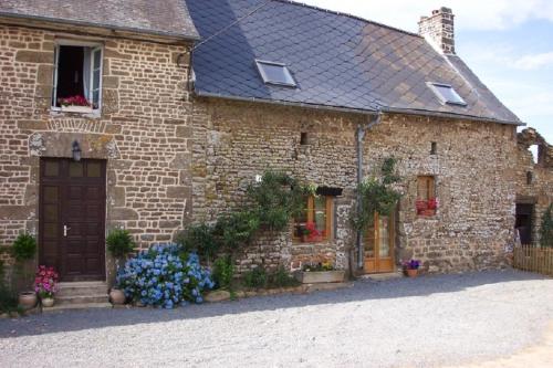 Beautiful 3-Bed Cottage in Passais-Villages : Maisons de vacances proche de Soucé