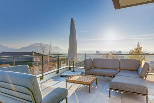 Serenity - 3 bedroom top floor apartment parking & lake view terrace : Appartements proche d'Argonay