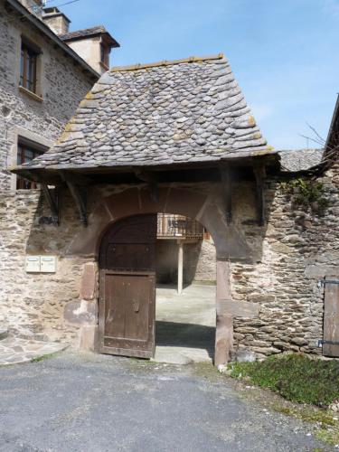 chambre d'hôtes Cadravals Belcastel Aveyron : Maisons de vacances proche de Mayran