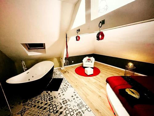 Redroom Loveroom Chambre Spa privative Insolite Thème 50 nuances de grey : Hotels proche de Bouchain