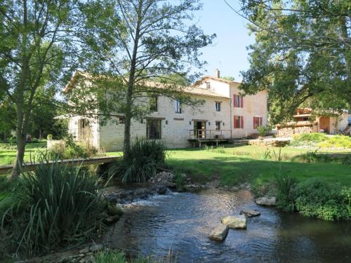 Le Moulin de Charzay, éco-gîte familial en Deux-Sèvres, Nouvelle Aquitaine : Maisons de vacances proche de Chérigné