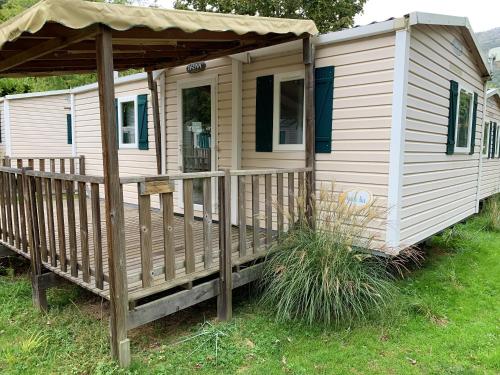 Bungalow de 2 chambres avec piscine partagee jardin amenage et wifi a Argences en Aubrac : Maisons de vacances proche de La Terrisse