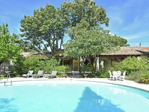 Holiday home with private pool and large garden near Avignon : Villas proche de Villeneuve-lès-Avignon
