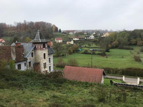 L’aile droite du château : Maisons d'hotes proche de Romagny
