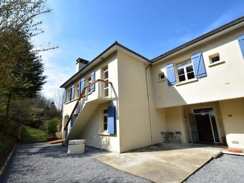 Mansion in Cuzy with Swimming Pool Terrace and Heating : Maisons de vacances proche de Dettey