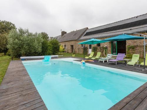 Spacious Holiday Home With Garden in Querrien France : Maisons de vacances proche de Le Trévoux