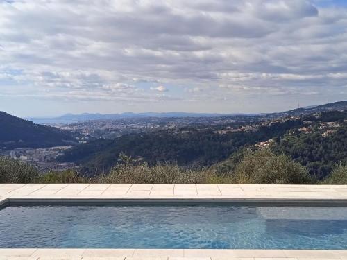 Comfortable Home in Drap with swimming pool 15 km from Nice : Maisons de vacances proche de Tourrette-Levens