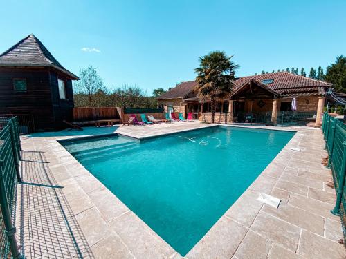 Maison Périgourdine avec piscine : Maisons de vacances proche de Fanlac