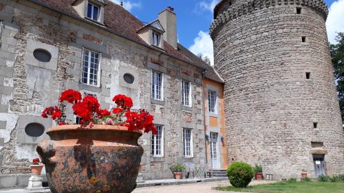 gîte au Château de Sallebrune : Maisons de vacances proche de Chappes