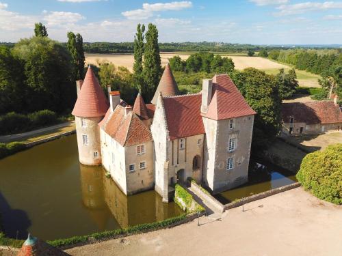 Château du Marais : B&B / Chambres d'hotes proche de Saint-Parize-le-Châtel