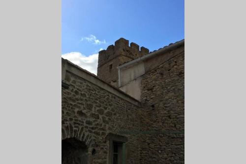 Le Petit Ormeau attenant à la Tour du Portail Neuf : Appartements proche de Cabrespine