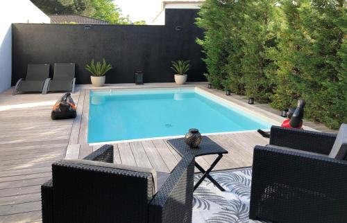 Maison 100m2 avec piscine chauffée de mi mai à mi oct en fonction du temps et température à Bordeaux Caudéran : Villas proche de Le Taillan-Médoc