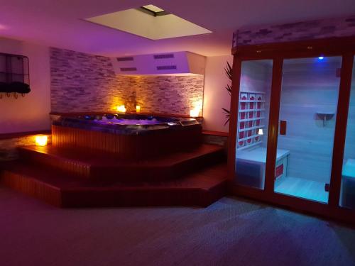 Suite room jacuzzi sauna privatif illimité Clisson : Sejours chez l'habitant proche de La Bernardière