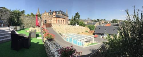 Beautiful Normandy Central City House for 8 with Private Heated Swim-pool -Maison entière jusqu'a 8 couchages avec piscine privée chauffée : Maisons de vacances proche de Montchaton