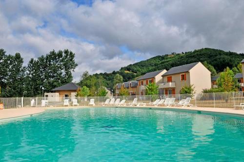 T3 duplex village geolia Saint geniez d'olt avec 2 piscines chauffée : Maisons de vacances proche de Lassouts