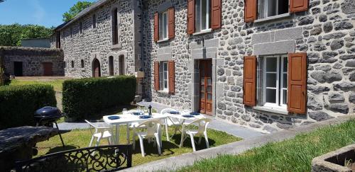 Lodge-Sagne une ferme rénovée au cœur du Cantal à proximité de la station de ski du Lioran : Maisons de vacances proche de Tiviers
