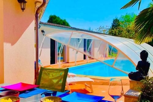 Villa Lilly 2 piscine et jardin privé 8 chambres : Maisons de vacances proche de Montmort-Lucy