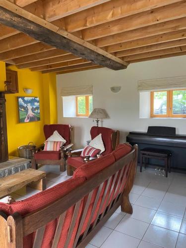 Gîte La Roche : Maisons de vacances proche de Saint-Georges-de-Livoye