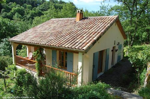 Villa Domaine Liberté avec prairie et forêt au bord d'une rivière en Ardèche : Villas proche d'Alboussière