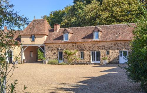 Stunning home in Domfront en Champagne with 2 Bedrooms, WiFi and Outdoor swimming pool : Maisons de vacances proche de Cures