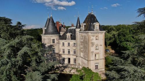 Château de Saint Bonnet les Oules : B&B / Chambres d'hotes proche de Pomeys