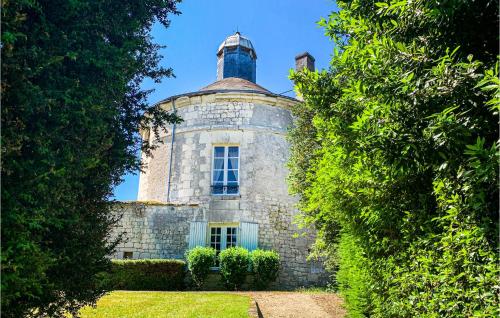 Nice home in Chinon with 2 Bedrooms and WiFi : Maisons de vacances proche d'Anché
