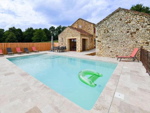 Majestic Holiday Home in Prats du P rigord with Pool : Maisons de vacances proche de Doissat