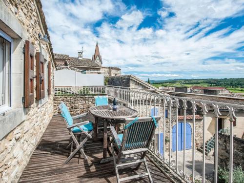 Cosy Holiday Home in Saint Laurent de Carnols with Balcony : Maisons de vacances proche de La Roque-sur-Cèze