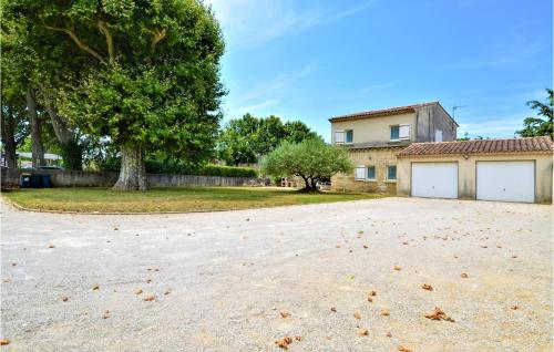 Beautiful home in Aramon with 3 Bedrooms and WiFi : Maisons de vacances proche de Théziers